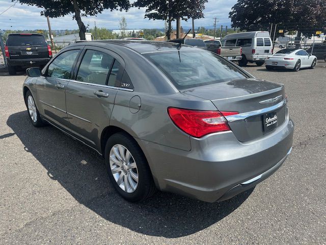 2013 Chrysler 200 Image 3