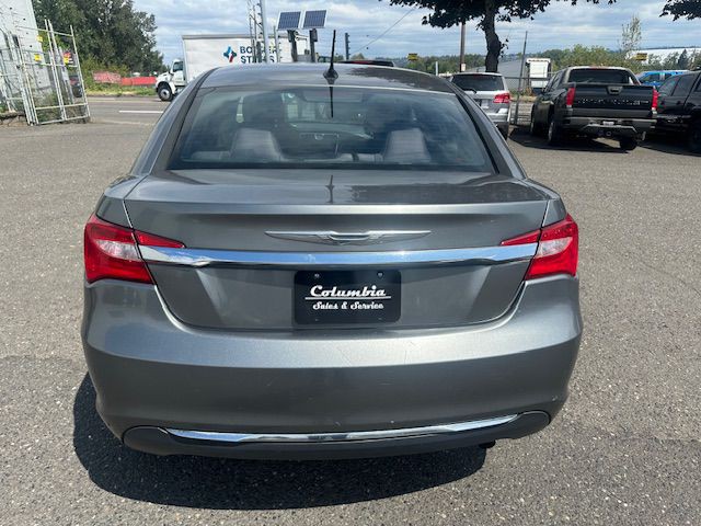 2013 Chrysler 200 Image 4