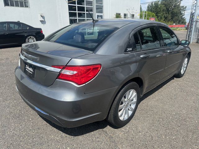 2013 Chrysler 200 Image 5