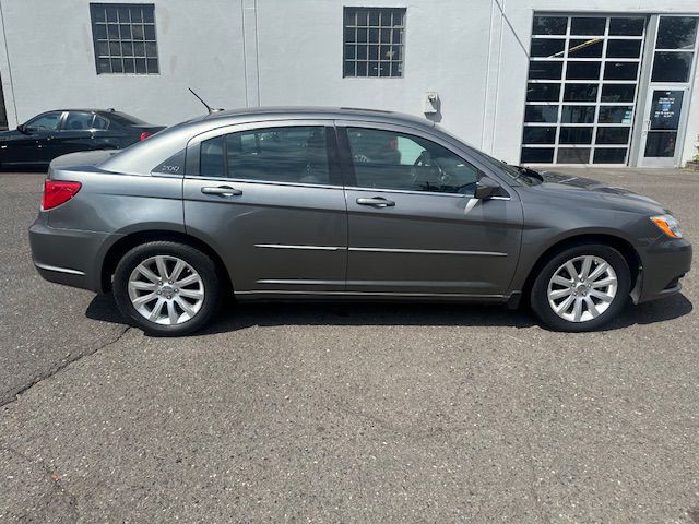 2013 Chrysler 200 Image 6