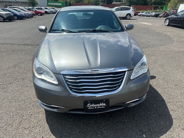 2013 Chrysler 200 Image 8