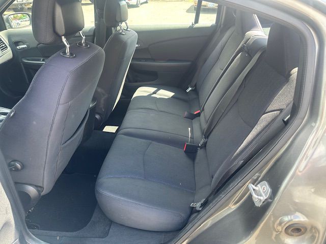 2013 Chrysler 200 Image 11