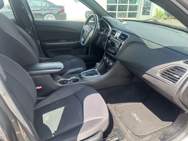 2013 Chrysler 200 Image 12