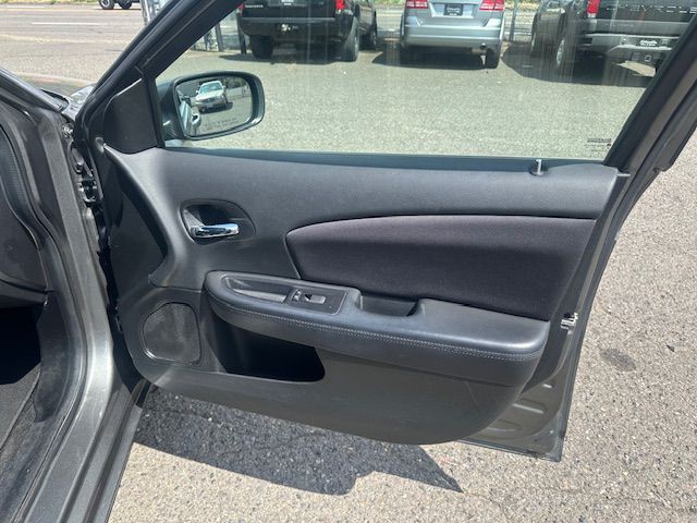2013 Chrysler 200 Image 13
