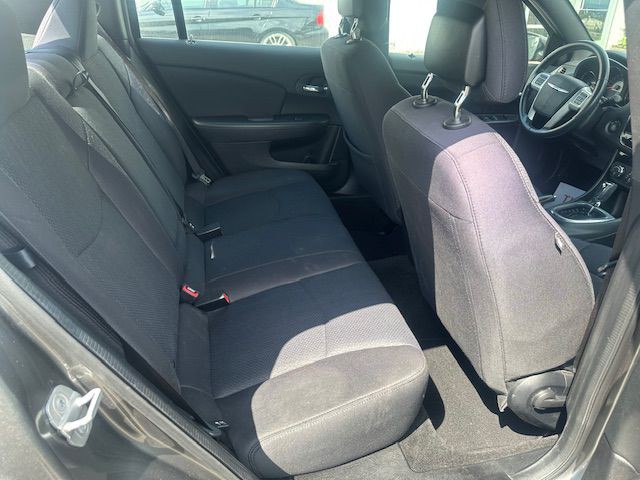 2013 Chrysler 200 Image 14
