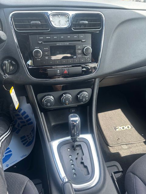 2013 Chrysler 200 Image 16