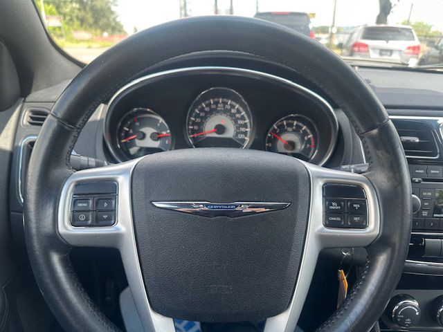 2013 Chrysler 200 Image 17