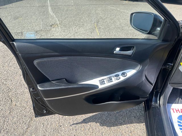 2012 Hyundai Accent Image 10
