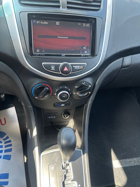 2012 Hyundai Accent Image 19