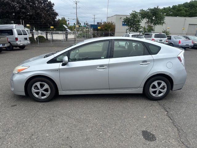 2013 Toyota Prius Image 2