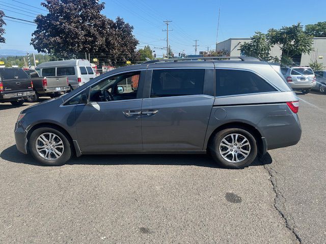 2011 Honda Odyssey Image 2