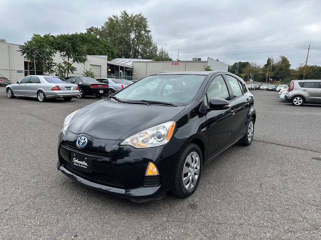 2014 Toyota Prius Image 2