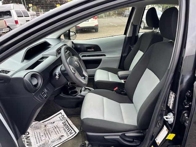 2014 Toyota Prius Image 12
