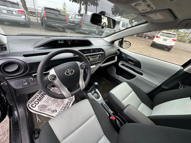2014 Toyota Prius Image 14