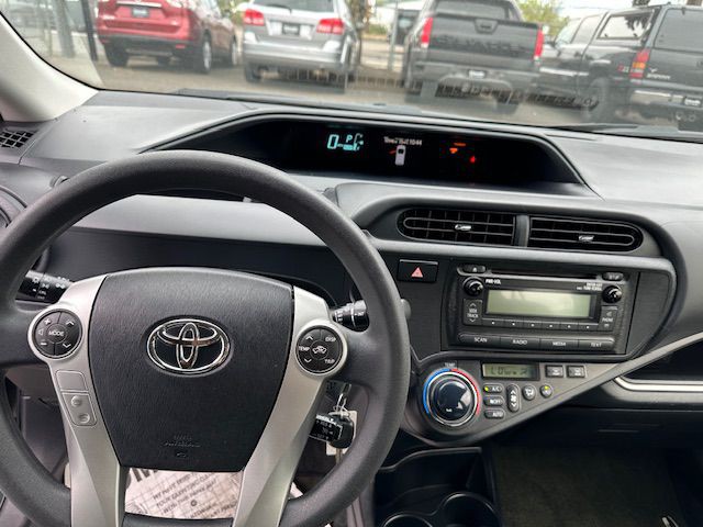 2014 Toyota Prius Image 15