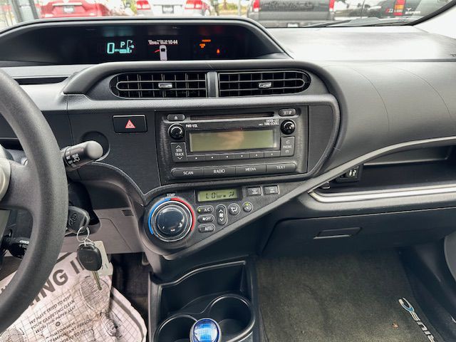 2014 Toyota Prius Image 17