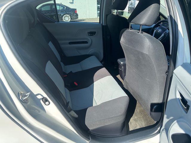 2014 Toyota Prius Image 13