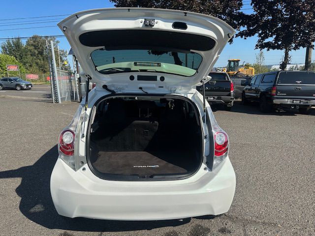 2014 Toyota Prius Image 16