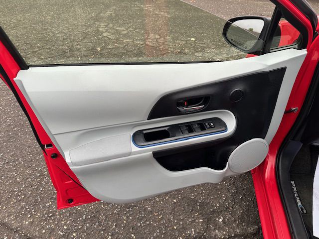 2013 Toyota Prius Image 10