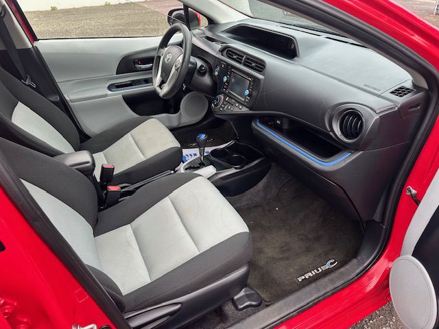 2013 Toyota Prius Image 12