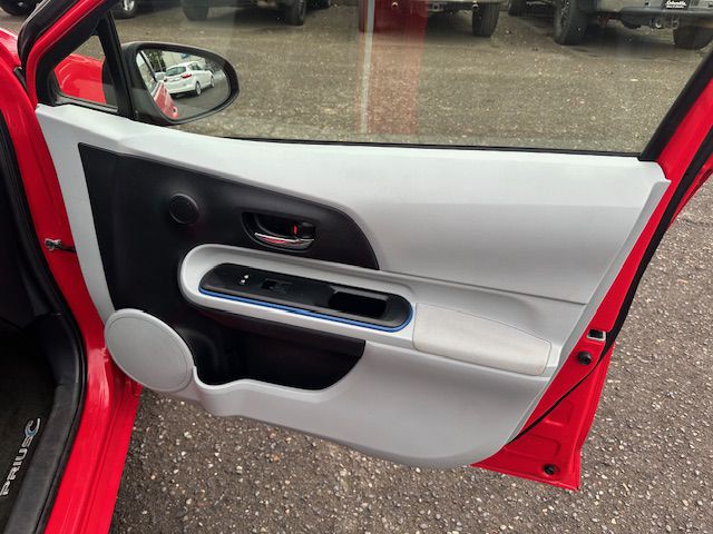 2013 Toyota Prius Image 13