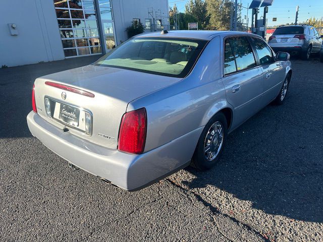 2004 Cadillac DeVille Image 5