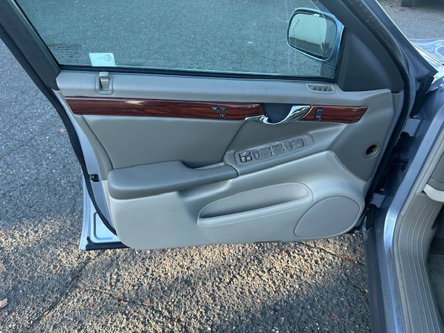 2004 Cadillac DeVille Image 12