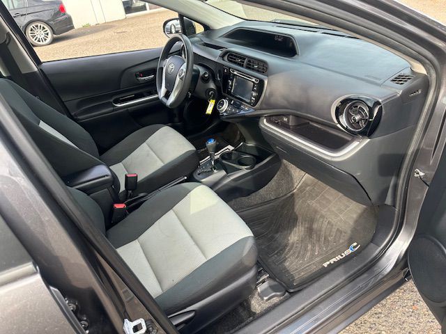 2015 Toyota Prius Image 11