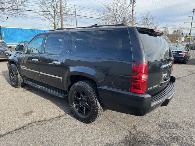 2011 Chevrolet Suburban Image 3