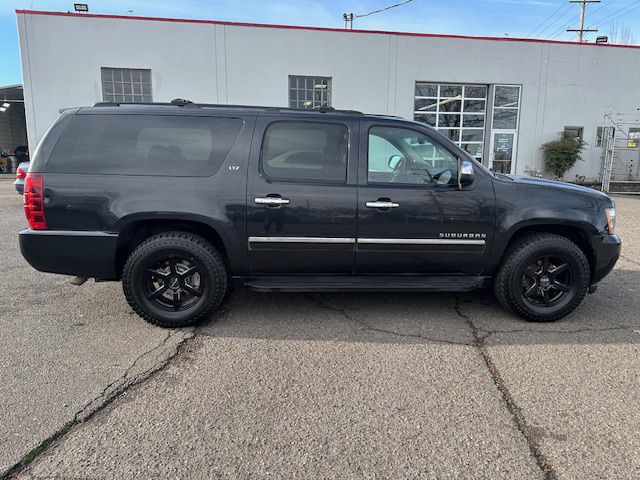2011 Chevrolet Suburban Image 6