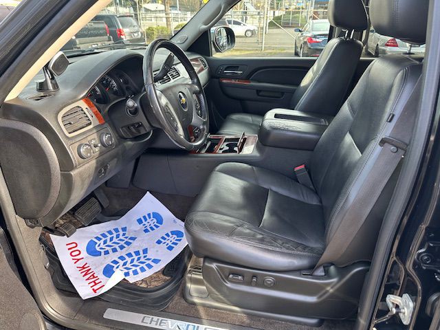 2011 Chevrolet Suburban Image 9