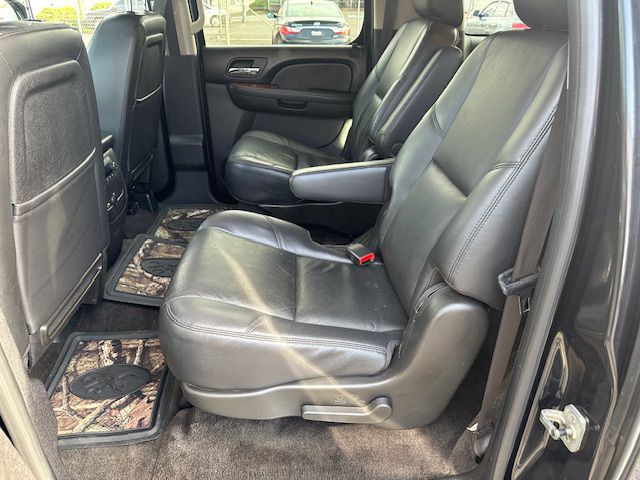 2011 Chevrolet Suburban Image 11