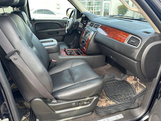 2011 Chevrolet Suburban Image 12