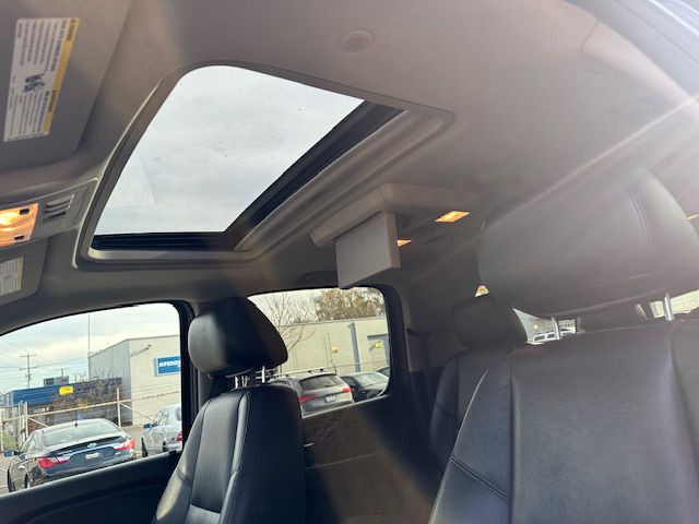 2011 Chevrolet Suburban Image 21