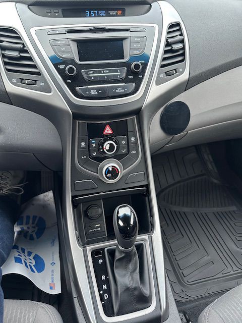 2015 Hyundai Elantra Image 16
