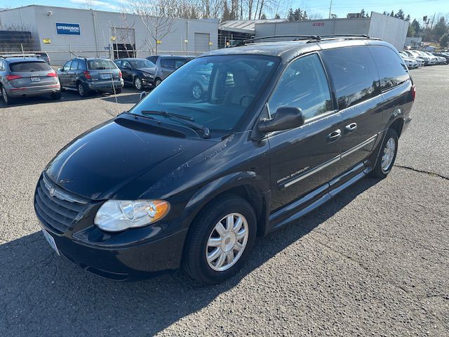 2006 Chrysler Town & Country Image 1