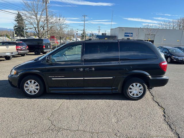 2006 Chrysler Town & Country Image 2