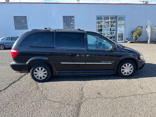 2006 Chrysler Town & Country Image 6