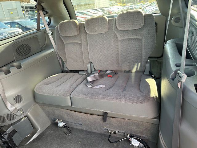 2006 Chrysler Town & Country Image 14