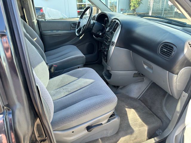 2006 Chrysler Town & Country Image 15