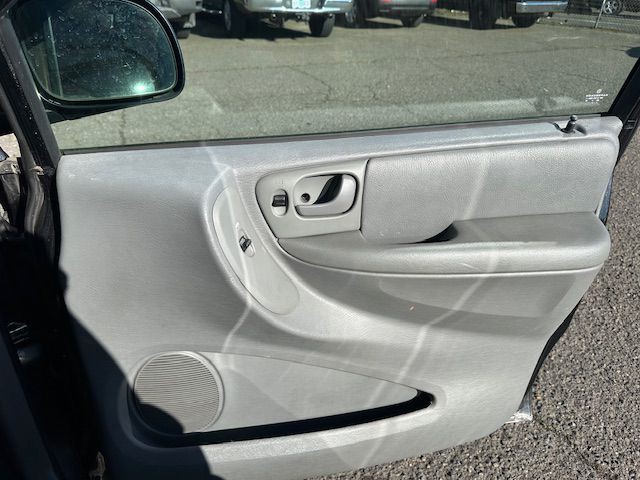 2006 Chrysler Town & Country Image 16