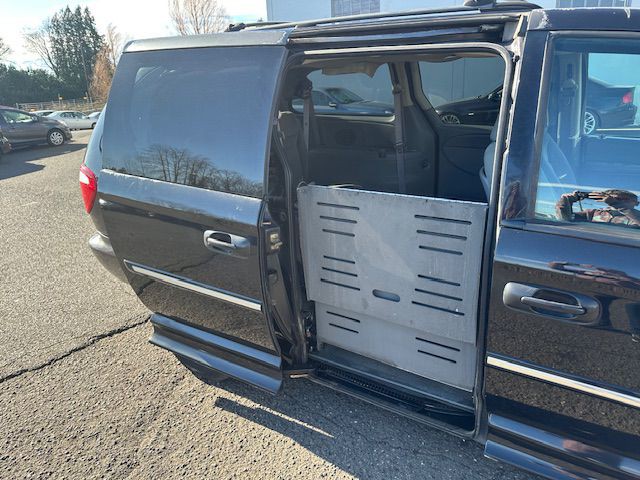 2006 Chrysler Town & Country Image 17