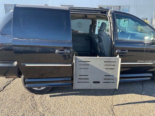 2006 Chrysler Town & Country Image 23