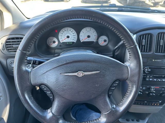 2006 Chrysler Town & Country Image 28