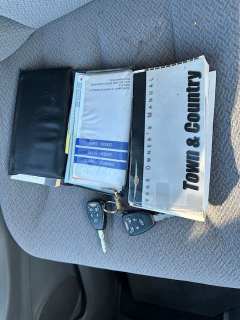 2006 Chrysler Town & Country Image 30