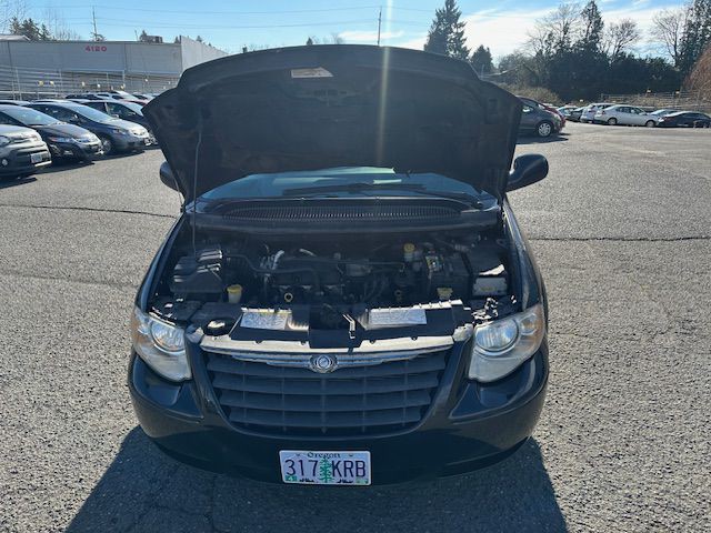 2006 Chrysler Town & Country Image 33