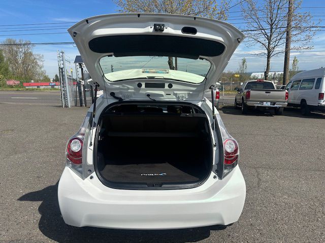 2012 Toyota Prius Image 17
