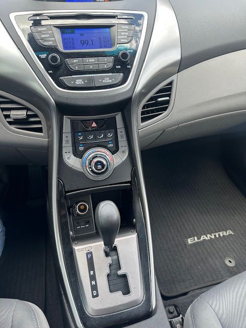 2013 Hyundai Elantra Image 16