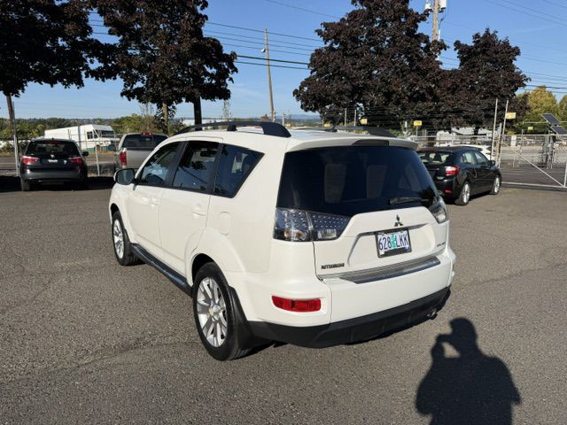 2013 Mitsubishi Outlander Image 3