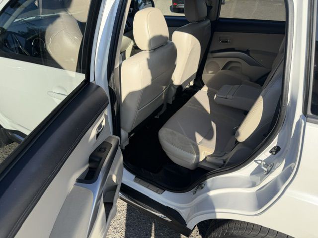 2013 Mitsubishi Outlander Image 10